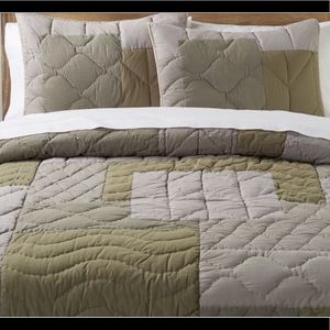 Like new Twin and/or Full Pottery Barn quilts